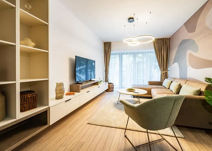 - High-end With Private Parking - By Solinis Homes