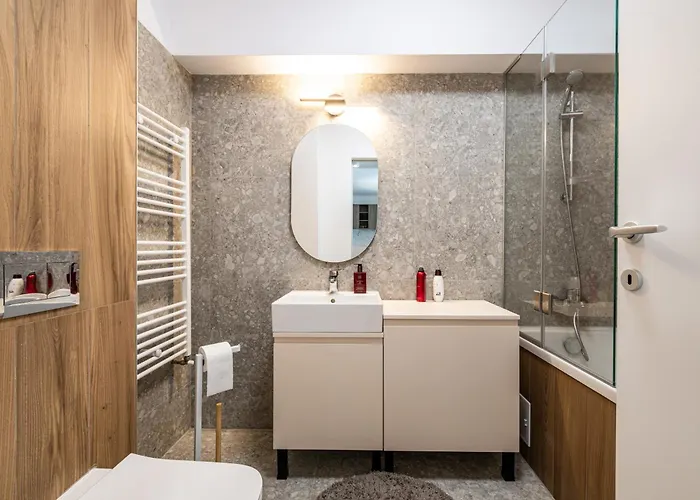 - High-end With Private Parking - By Solinis Homes *