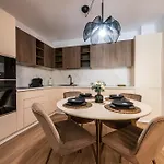 - High-end With Private Parking - By Solinis Homes Apartman