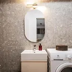- High-end With Private Parking - By Solinis Homes Apartman