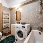 - High-end With Private Parking - By Solinis Homes Apartman
