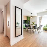 - High-end With Private Parking - By Solinis Homes Apartman