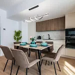 Apartman - High-end With Private Parking - By Solinis Homes *