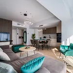 - High-end With Private Parking - By Solinis Homes Apartment