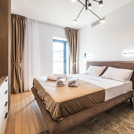 - High-end With Private Parking - By Solinis Homes