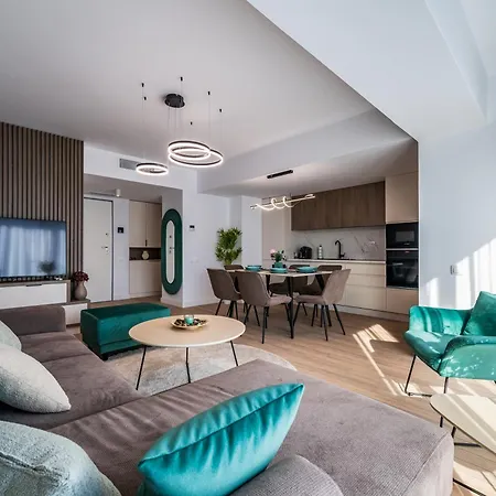 - High-end With Private Parking - By Solinis Homes Daire