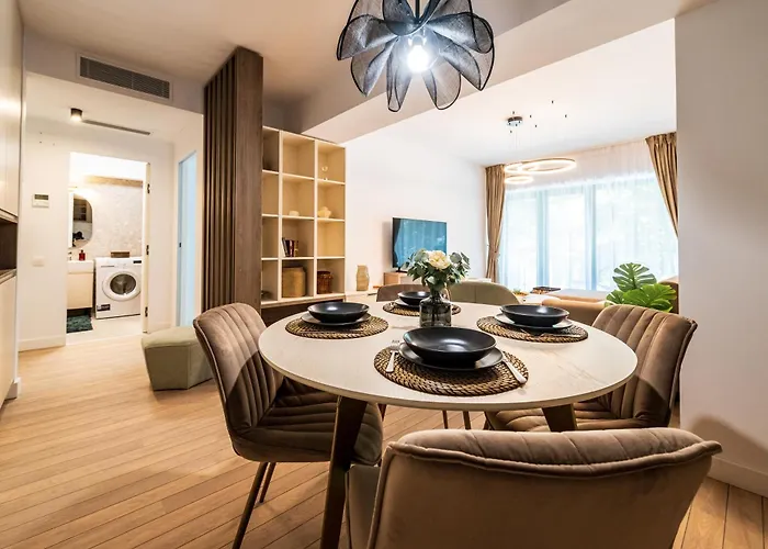 - High-end With Private Parking - By Solinis Homes