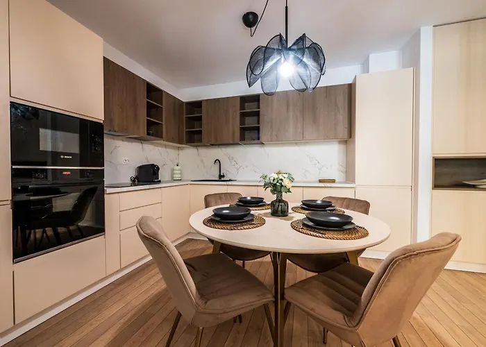 - High-end With Private Parking - By Solinis Homes Апартаменти