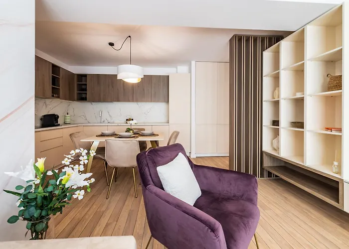 - High-end With Private Parking - By Solinis Homes Apartment