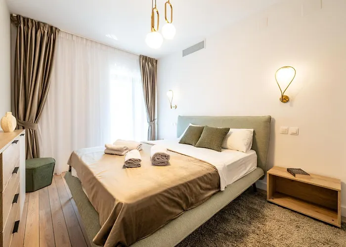- High-end With Private Parking - By Solinis Homes Apartment *