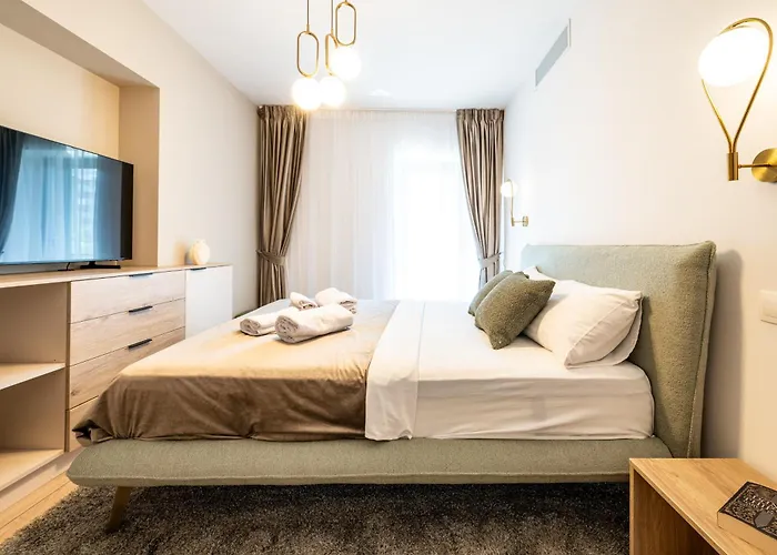 - High-end With Private Parking - By Solinis Homes