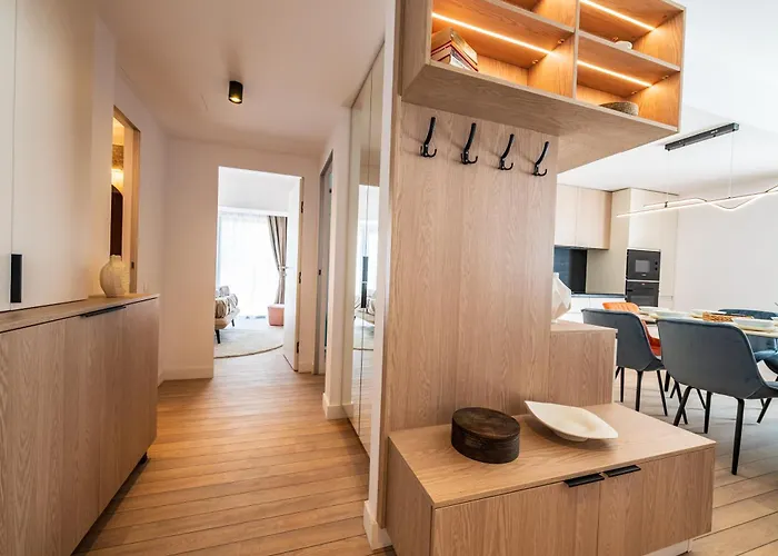 Апартаменти - High-end With Private Parking - By Solinis Homes