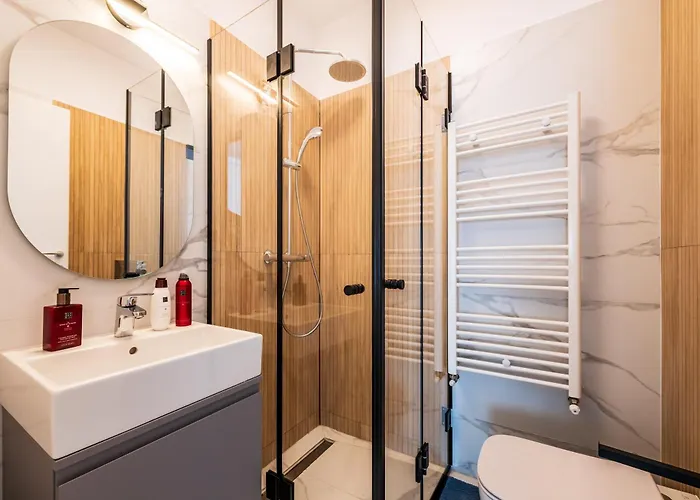 Апартаменти - High-end With Private Parking - By Solinis Homes *