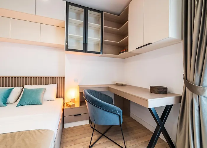 - High-end With Private Parking - By Solinis Homes Apartment *