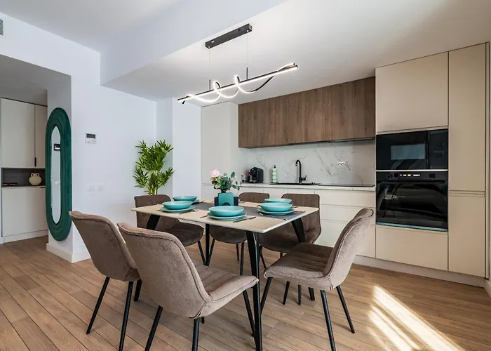 Апартаменти - High-end With Private Parking - By Solinis Homes *