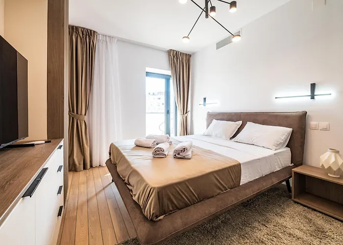 - High-end With Private Parking - By Solinis Homes