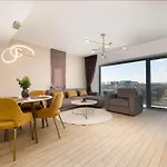- High-end With Private Parking - By Solinis Homes Apartmán