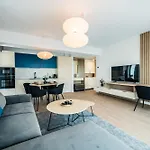 - High-end With Private Parking - By Solinis Homes Apartmán