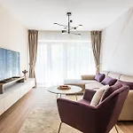 - High-end With Private Parking - By Solinis Homes Apartmán