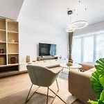 - High-end With Private Parking - By Solinis Homes