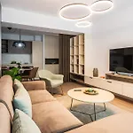 - High-end With Private Parking - By Solinis Homes Apartmán