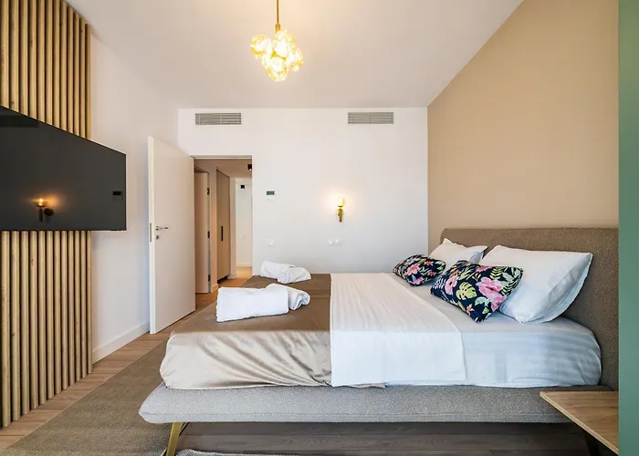 - High-end With Private Parking - By Solinis Homes