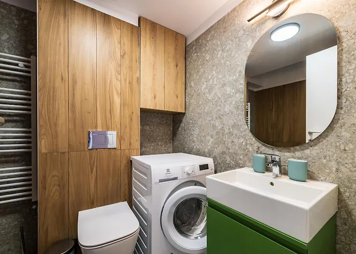 - High-end With Private Parking - By Solinis Homes *