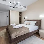 - High-end With Private Parking - By Solinis Homes Lejlighed