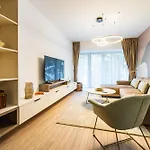 - High-end With Private Parking - By Solinis Homes