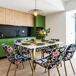 - High-end With Private Parking - By Solinis Homes * Bukarest