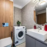 - High-end With Private Parking - By Solinis Homes Lejlighed *