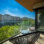 - High-end With Private Parking - By Solinis Homes